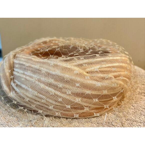 Vintage Beige Pillbox Fascinator Wedding Event Hat Lace Ribbon Trim 50's - 60's - Picture 6 of 6